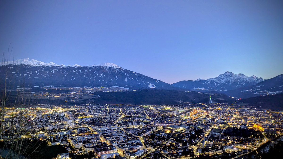 kkrnt's tweet photo. チロル地方の山々と、インスブルックの夜景 https://t.co/z8jUA53IIL