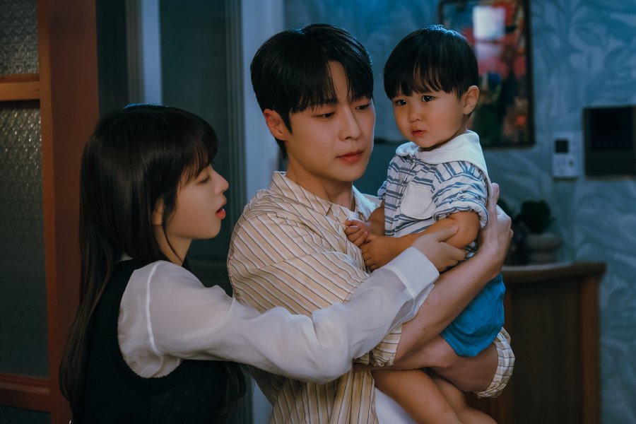 soompi's tweet image. #RohJeongEui And #BaeInHyuk Care For Their Sick Nephew Amid Rising Tensions In “#OurUniverse”
soompi.com/article/182169…