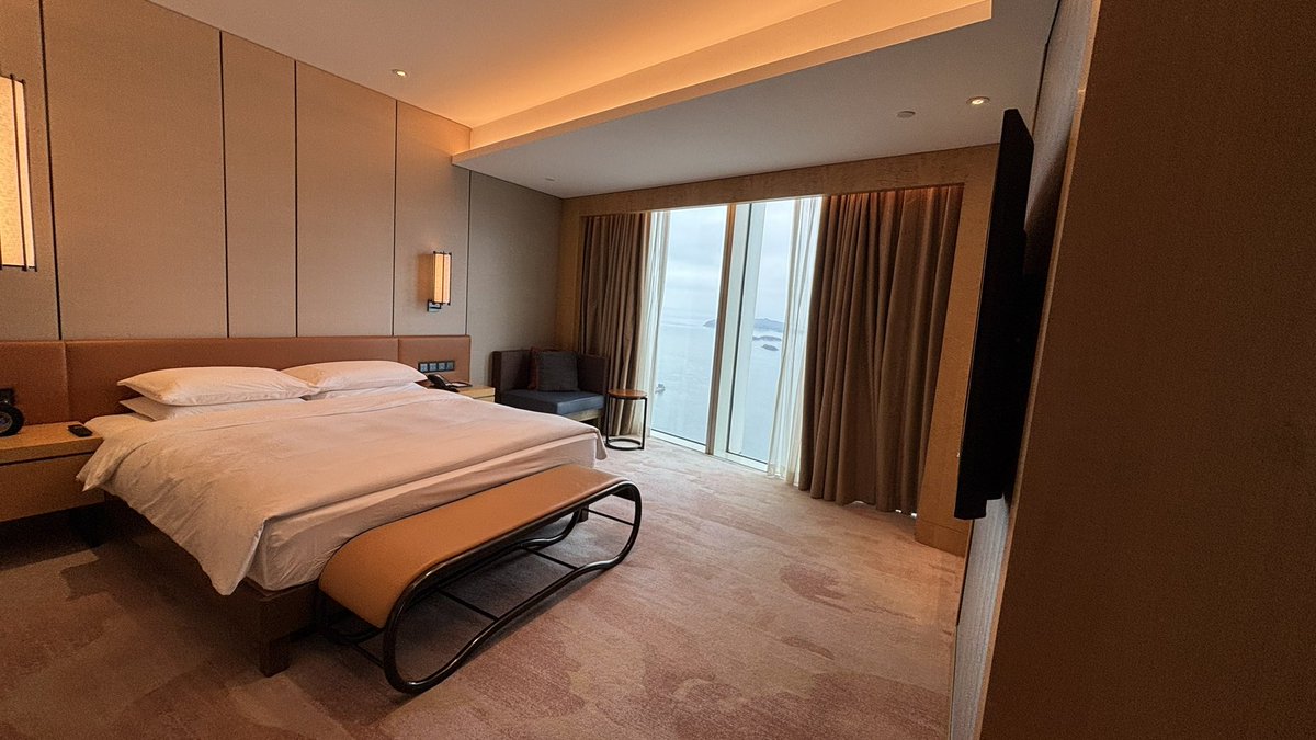 数字游民 · 套利 · 深圳篇 

1500 元一晚的深圳凯悦80平的套房，
我用 650 元住进去了。

玩法很简单：

凯悦会员会发套房券，
但这些券都有有效期。

临期 = 流动性折价。

在小红书上，100–200 元就能收一张快过期的券。

一张券最多可住 7 天。

白天办公，
自助餐解决三餐，
晚上游泳，健身。