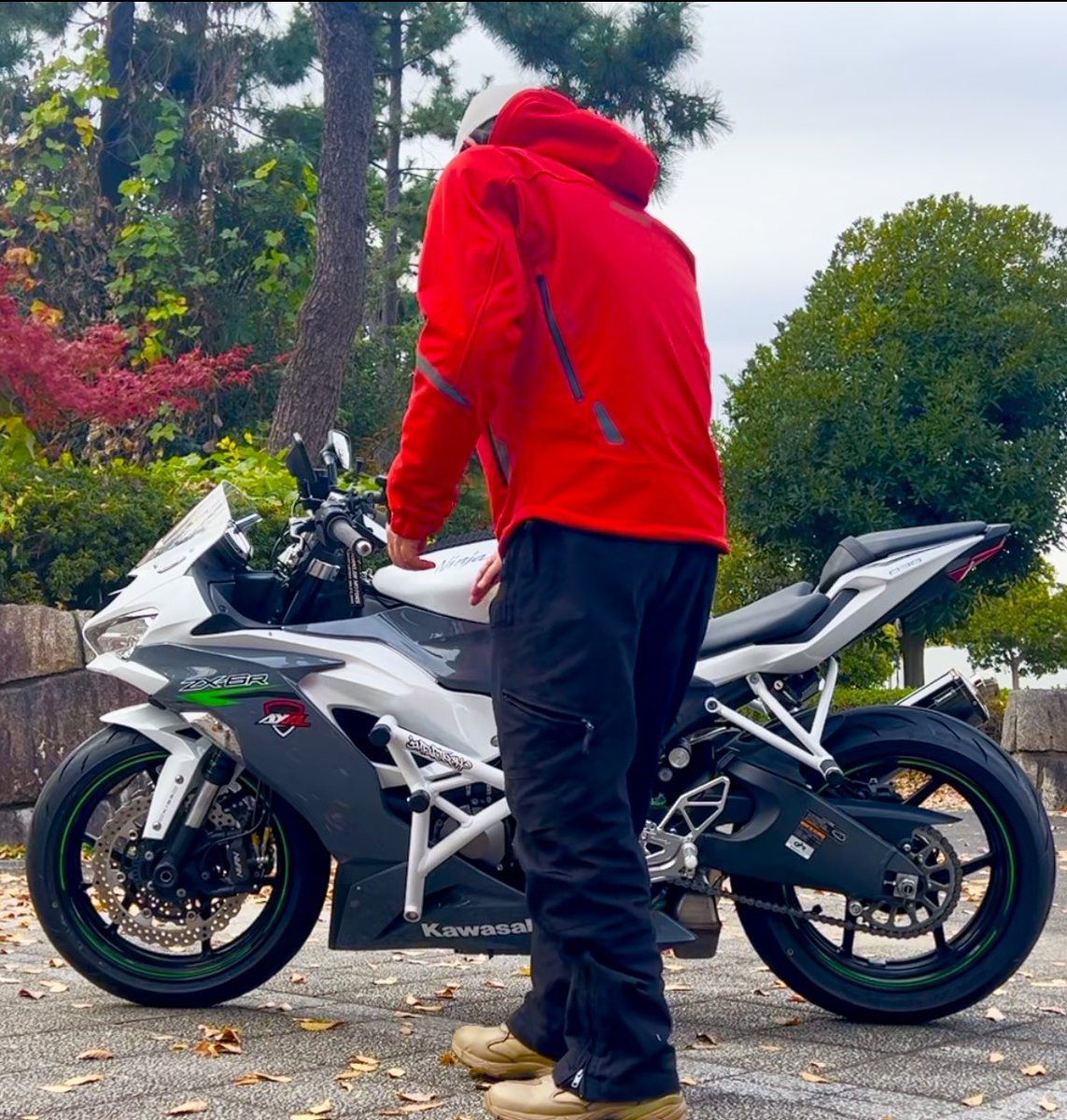 後ろ姿2枚 無言で後ろ姿を見せつけよ