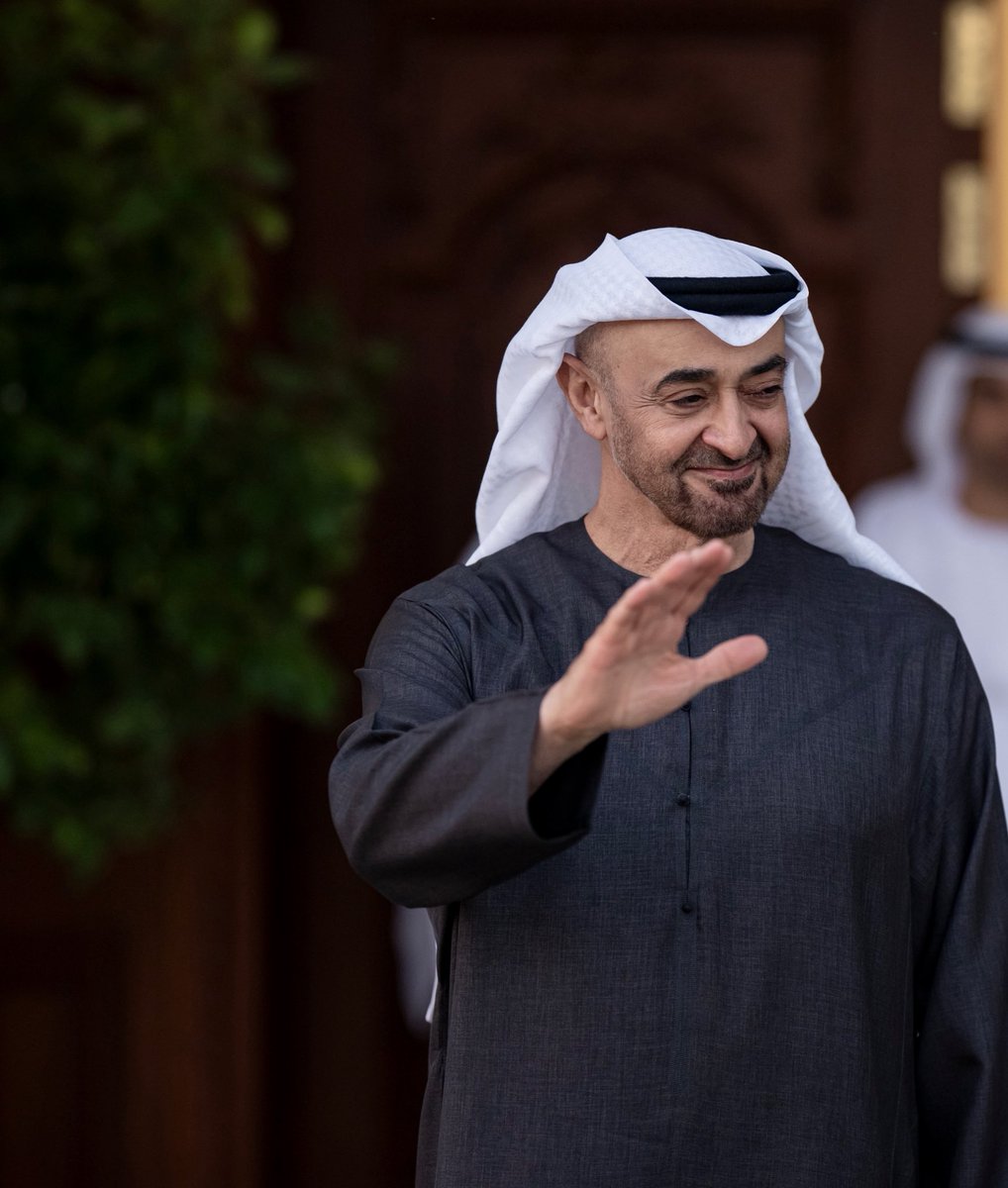 للأمانة ماكنت أعرف قيمة المبالغ الضخمة اللي كانت دولة الامارات تخصصها لدعم الأشقاء في اليمن.

تعلن عن المشاريع المنجزة كالطاقة والتعليم والصحة عشان الناس تعرف ان الخدمة متوفرة، بس الرواتب ماكانت تذكر.

الله يجزي معازيبنا الجنة، هدفهم دعم الإنسان وحفظ كرامته وهو في داره بلا منَّه.