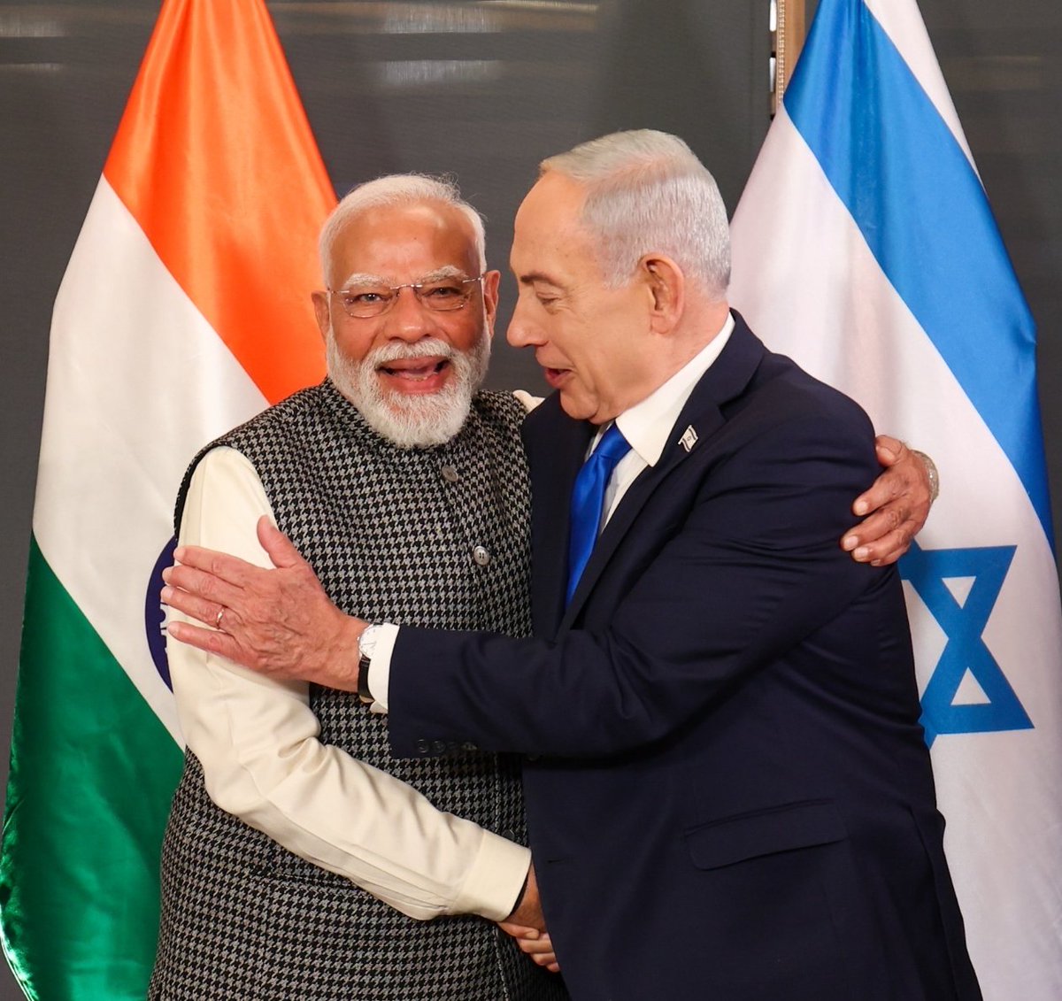 PoliticsSamvaad's tweet image. देश देख रहा है एक अकेला पूरे देश पर भारी पड़ रहा है।
#NarendraModi 
#PMModiIsraelVisit #PMModiVisitsIsrael #ModiInIsrael