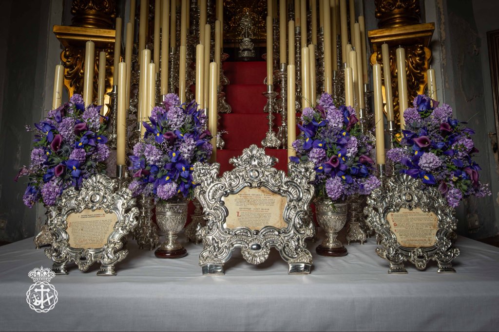 🪻El exorno floral, realizado por Rando Arte Floral, está compuesto por jacintos, iris, eryngium, verónica y retama, todo ello en tonos morados, acordes al tiempo litúrgico.

#CofradíasMLG