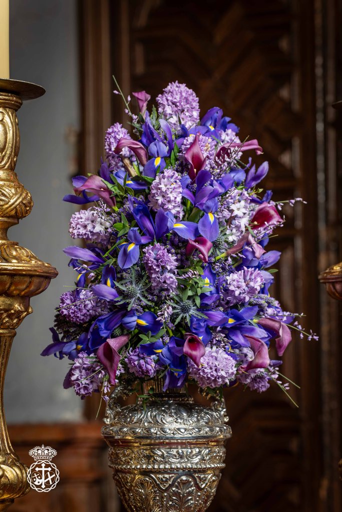 cfdmisericordia's tweet photo. 🪻El exorno floral, realizado por Rando Arte Floral, está compuesto por jacintos, iris, eryngium, verónica y retama, todo ello en tonos morados, acordes al tiempo litúrgico.

#CofradíasMLG https://t.co/4pS48sc4jg