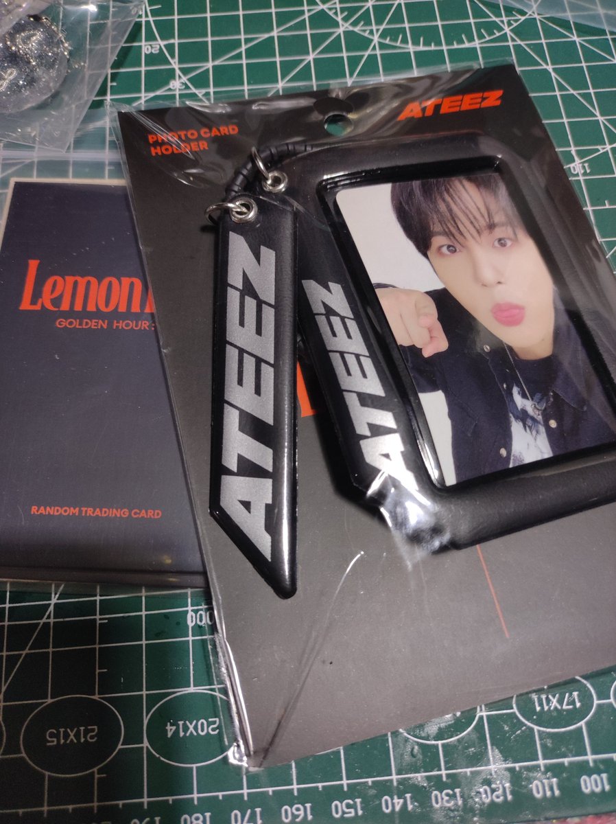 พี่ๆช่วยด้วยค่ะ หนูทำลูกชายห่ยไปทั้งเฟรมการ์ดเลย หนูเดาว่าน่าจะล่วงที่mrtสามย่านแต่เดินหาแล้วไม่เจอเลย น้องเป็นรูปนี้นะคะใส่เฟรมหมี หรือมีมครมีใบนี้ปล่ยต่อทักมาได้เลยนะคะฮือออจะร้องไห้ #ตลาดนัดateez  #ตลาดนัดเอทีซ