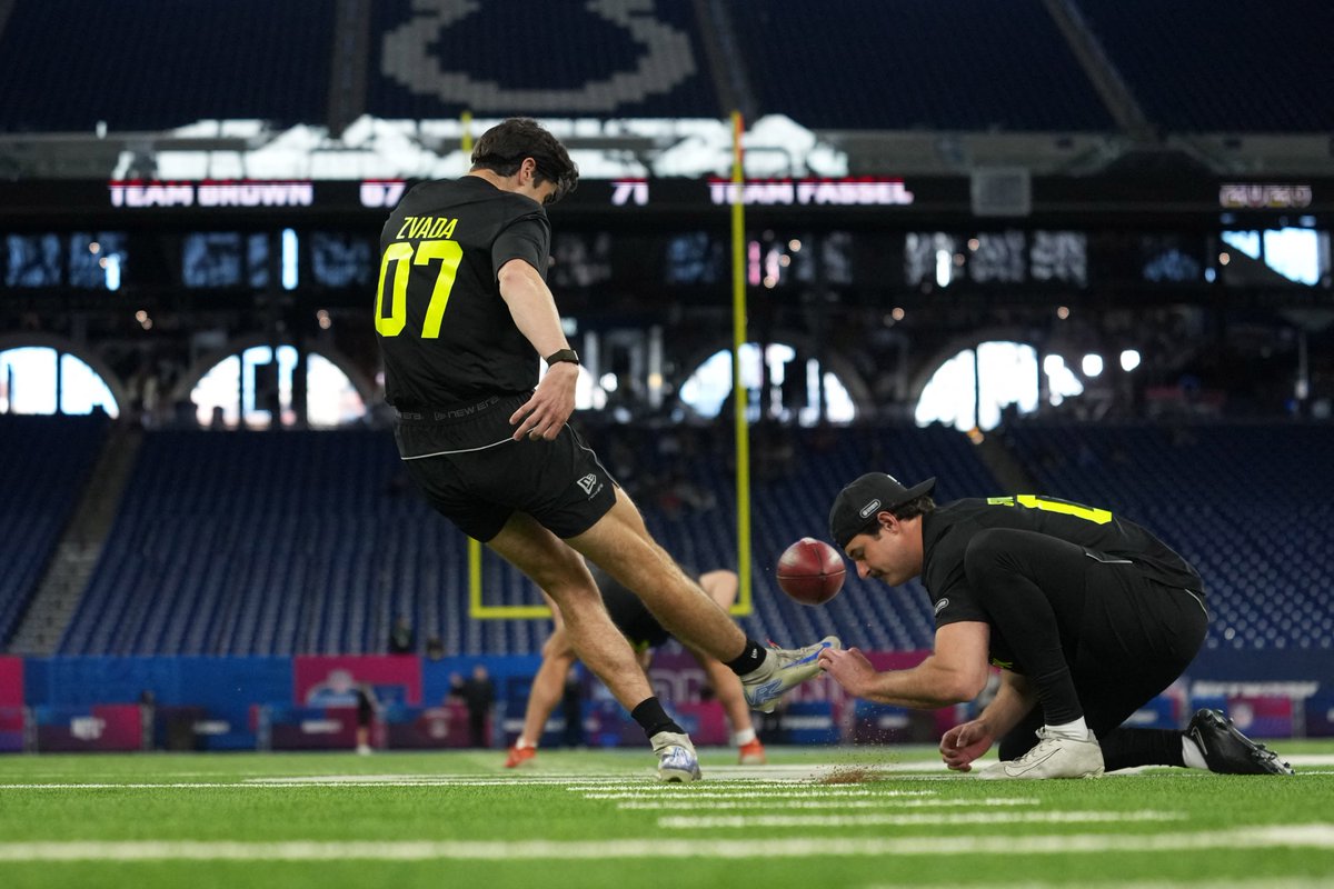 PictureStorry's tweet photo. Michigan place kicker Dominic Zvada shines at the NFL Scouting Combine in Indianapolis, showing off his kicking skills!
via Reuters
#DominicZvada #NFLCombine #MichiganFootball #LucasOilStadium #FutureNFLStar #GridironTalent #picturestory https://t.co/X5EMmsHm3G