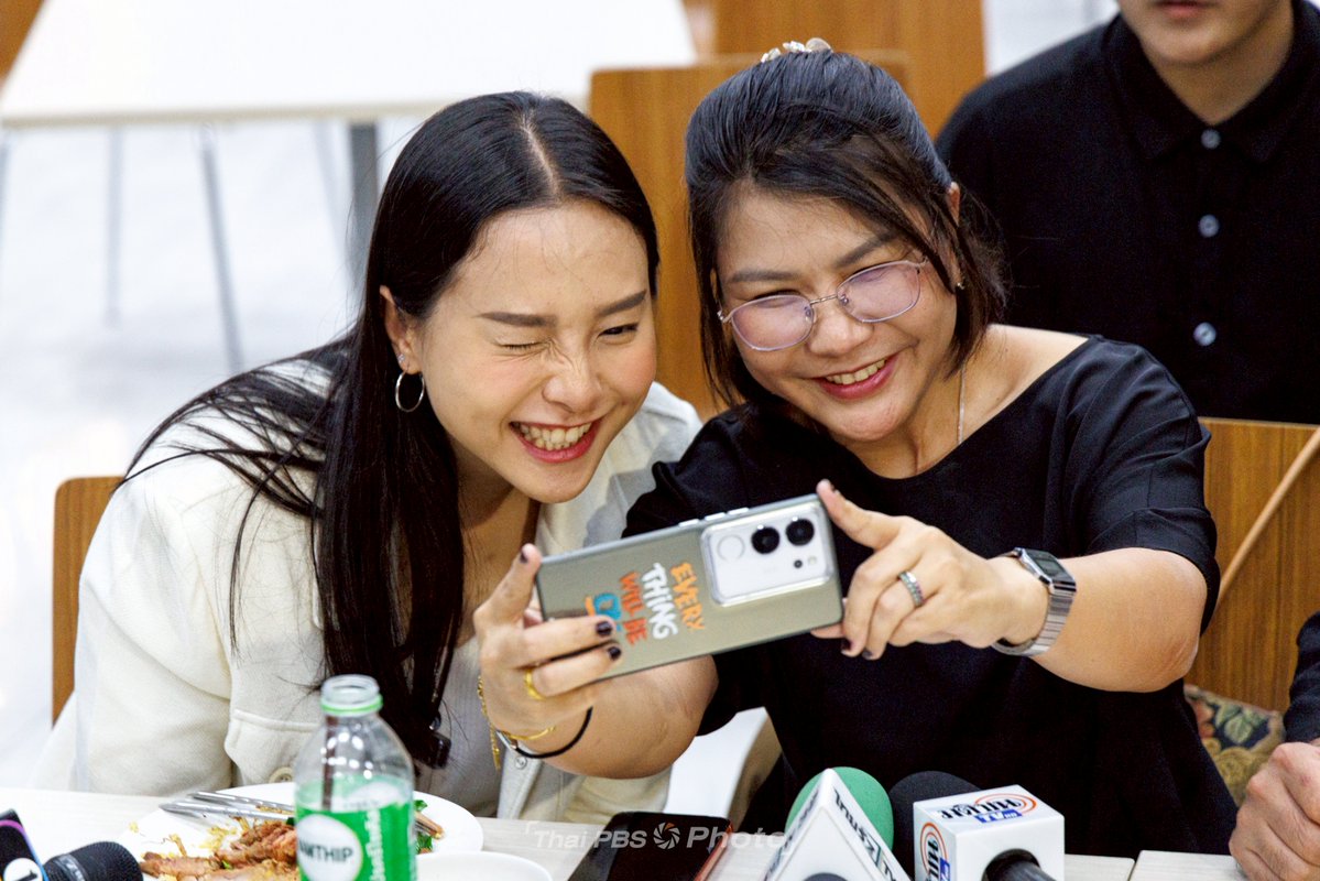 "ไอซ์ รักชนก" นัดกินข้าวโรงอาหารกระทรวงแรงงาน จี้ถาม รมว.แรงงาน ปมระเบียบและกำหนดการเลือกตั้งบอร์ดประกันสังคม

วันนี้ (26 ก.พ. 69) น.ส.รักชนก ศรีนอก ว่าที่ สส.บัญชีรายชื่อ #พรรคประชาชน พร้อมด้วย นายสหัสวัต คุ้มคง ว่าที่ สส.ชลบุรี เขต 7, น.ส.ธนพร วิจันทร์ ว่าที่ สส.บัญชีรายชื่อ