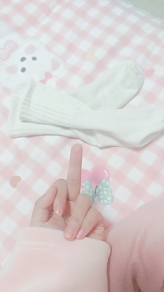 jinyu15368's tweet photo. 不会有人对着亲妈的中指和白袜发情了吧～傻逼～🖤 #女大 #反差 #调教 #母狗 #犯贱 #贱狗 #女神 #女权 https://t.co/r5gSVihDX3