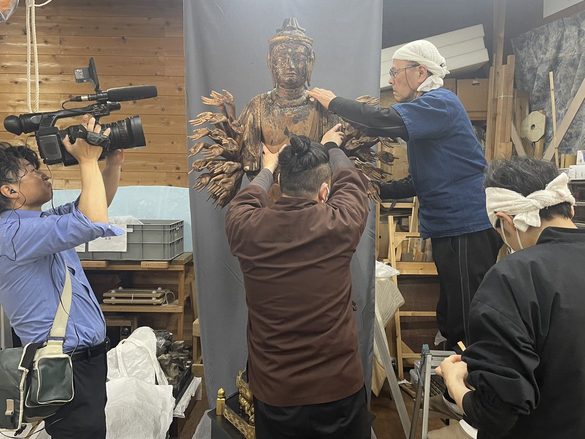 hamabi2025's tweet photo. 2023年の #みほとけのキセキ2 でご覧頂いた #定光寺 の千手観音🙏現在、さいたま市の #吉備文化財修復所 で修理が進んでいます✨この千手観音の修理後の姿を今秋の #みほとけのキセキ3 でお披露目することになりました👏今日は修理の進捗確認とテレビ局の取材📹続報をお楽しみに😊
#浜松市美術館 https://t.co/IE6TRVAgkh