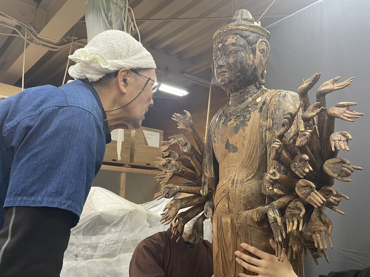 hamabi2025's tweet photo. 2023年の #みほとけのキセキ2 でご覧頂いた #定光寺 の千手観音🙏現在、さいたま市の #吉備文化財修復所 で修理が進んでいます✨この千手観音の修理後の姿を今秋の #みほとけのキセキ3 でお披露目することになりました👏今日は修理の進捗確認とテレビ局の取材📹続報をお楽しみに😊
#浜松市美術館 https://t.co/IE6TRVAgkh