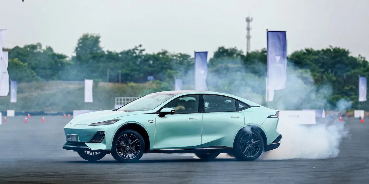 ErikSolheim's tweet photo. Electric cars will soon have 1500 km range - huge promise of solid state batteries.

I still remember the time when an electric vehicle was a small, crammed, strange car with a range of less than 100 km. Only the most determined environmentalist would take a look at it.

Wow! How fast technology change!!

Changan Auto just announced it will roll out solid state batteries with a range of more than 1500 km. The batteries will be launched this year, mass production will start 2027.

I recently visited the world’s largest electric scooter company - Yadea. They are making sodium (salt) based batteries for scooters. CATL is working on the same for cars.

Solid state and sodium batteries are safer and better than lithium based.

The rest of the world should wake up. Nearly all battery developments are happening in China 🇨🇳 and Korea 🇰🇷

The future of driving is electric!

https://t.co/MvdBBMHQtf