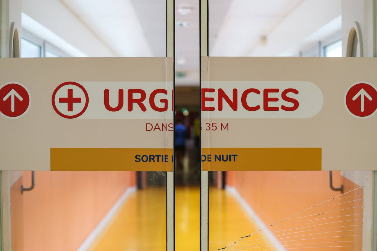 aurelieweizmann's tweet photo. Pardon à tous les #médecins #urgentistes que je connais et dont j'admire le travail... 
Mais aujourd'hui j'en veux tellement à l'#hôpital, au système de #santé qui ne peut plus assurer un minimum d'humanité...
Fait-on vraiment sortir une dame âgée de 95 ans hospitalisée après une chute, qui ne peut plus marcher, au beau milieu de la nuit, pour la faire rentrer chez elle seule, sans prévenir la famille qui attend des nouvelles? 
...
Si je ne faisais pas partie de la famille des #soignants, je pense que je ferais un scandale. Mais ma colère n'est pas dirigée contre les équipes elles-mêmes, mais contre la dégradation du système de #soins...