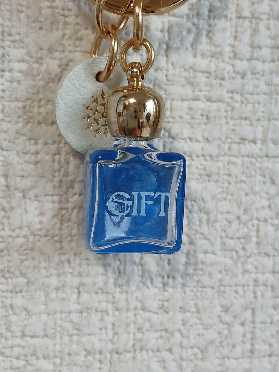 羽生結弦さんのGIFTの氷解水入りキーリング、私の他にも飾っていたら中