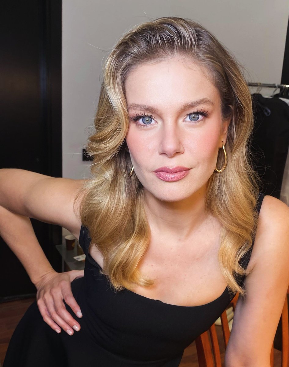 populicc's tweet photo. Burcu Biricik, meslektaşı Deniz Çakır'ın "Kadınların raf ömrü var gibi bakılıyor." sözleri hakkında:

"Var olan sistem bunu dayatıyor olabilir. Bu benim kendimle alakalı düşündüğüm bir şey değil.

Benim için bu bir maraton ve bir raf ömrümün olduğunu düşünmüyorum.

Kadınlara böyle hissettiriliyor olabilir, Deniz Çakır'a bu anlamda katılıyorum. Sistemimiz ve düzenimiz o anlamda biraz acımasız olabiliyor."