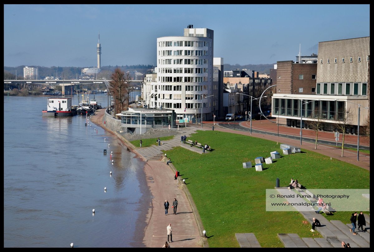 RonaldPumaPhoto's tweet photo. #Arnhem #Netherlands. De #waterstand van de #Rijn (#Nederrijn) is gestegen. Water loopt over de kade. Problemen worden niet verwacht. #weer #Lobith #Tolkamer #Deventer #Rijkswaterstaat #Waal #NAP #binnenvaart #transport #economie #politiek. https://t.co/oKLRleLcAy