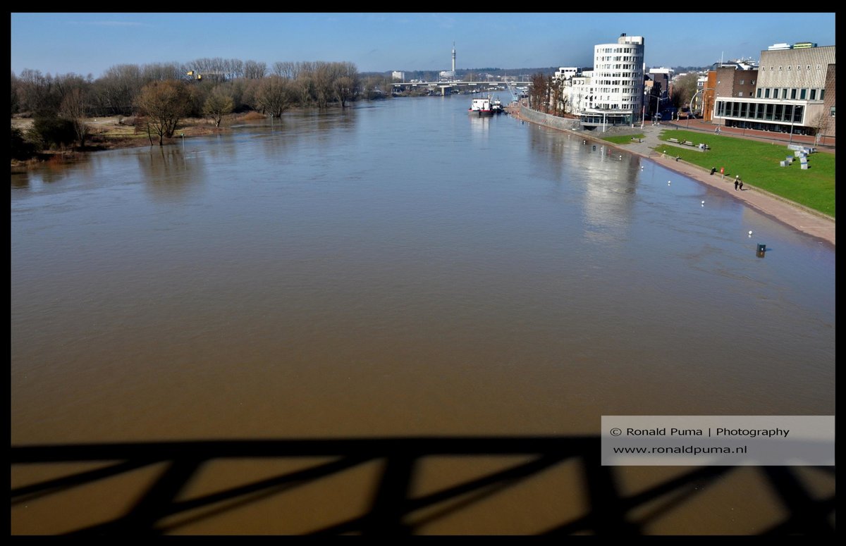 RonaldPumaPhoto's tweet photo. #Arnhem #Netherlands. De #waterstand van de #Rijn (#Nederrijn) is gestegen. Water loopt over de kade. Problemen worden niet verwacht. #weer #Lobith #Tolkamer #Deventer #Rijkswaterstaat #Waal #NAP #binnenvaart #transport #economie #politiek. https://t.co/oKLRleLcAy