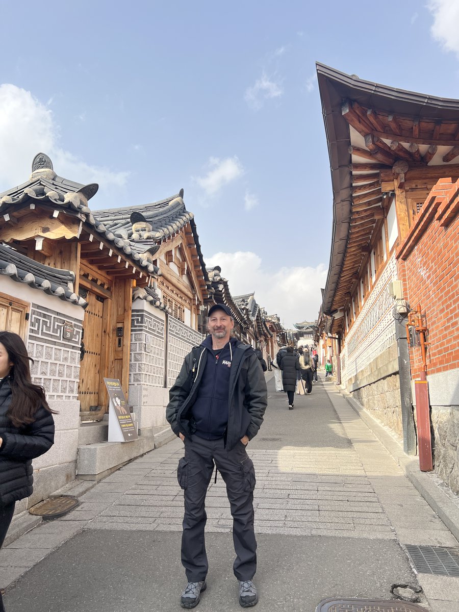 L_Blazynski's tweet photo. Kolejne niesamowite miejsce w Seulu🤩 Tradycyjna wioska hanoków Bukchon ma ponad 600 lat⛩️ To nie skansen, ludzie tutaj mieszkają, dlatego porządku pilnują stróże z przyłożonymi palcami do ust, a w niektórych godzinach jest zakaz zwiedzania🚷 https://t.co/b8rAo8FF6Z