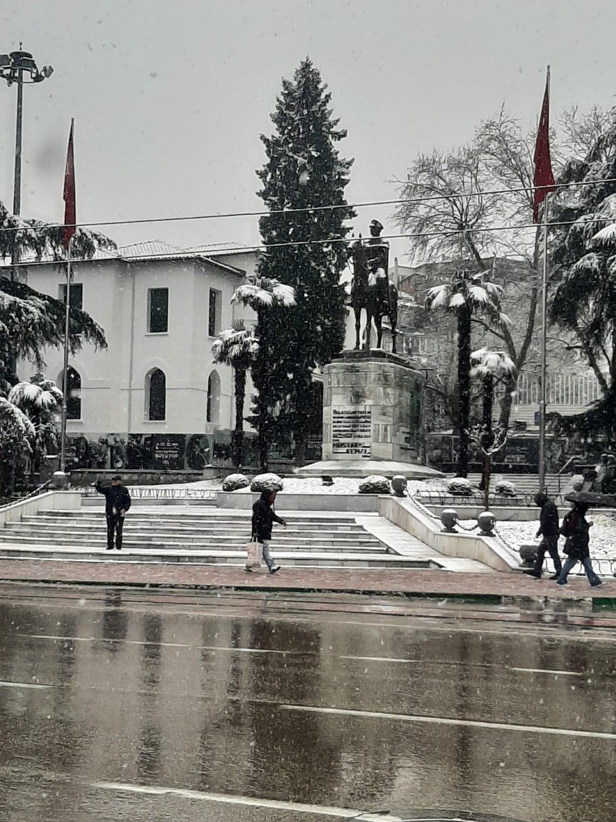 Rekabet_Net's tweet photo. Bursalılar sabaha karla uyandı

Bursa'da sabah saatleri itibariyle etkisini artıran kar yağışı, kentin birçok noktasını kısa sürede beyaza bürüdü. Yüksek kesimlerde yoğunluk artarken, şehir merkezinde de kar etkisini sürdürüyor.

https://t.co/xKtcsf4szw

#bursa #kar https://t.co/c81eUdCAG2