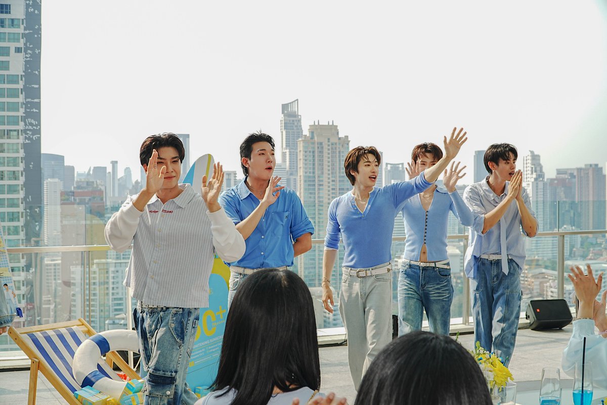 bunterngsociety's tweet photo. เสิร์ฟภาพบรรยากาศสุดฟินของ PERSES พรีเซนเตอร์กันแดดแมตต์จาก Alese ในกิจกรรมสุดเอ็กซ์คลูซีฟ “ALESE SUMMER ROMANCE WITH PERSES” 💙☀️
#Alese #กันแดดอะลิเซ่ #กันแดด #อะลิเซ่กันแดดแมตต์ #ALESExPERSES #PERSES #PERSES_TH
บรรยากาศบนชั้นลอยฟ้าวิวดีรับซัมเมอร์ เติมความสดใสแบบเต็มพิกัด 5 หนุ่มร่วมใกล้ชิดกับ PIECES 100 ท่าน สร้างโมเมนต์สุดประทับใจที่หาที่ไหนไม่ได้ ทั้งรอยยิ้ม เสียงหัวเราะ และความฟินแบบเอ็กซ์คลูซีฟขั้นสุด ✨
งานนี้บอกเลยว่าโรแมนซ์สมชื่อซัมเมอร์จริง ๆ 💫