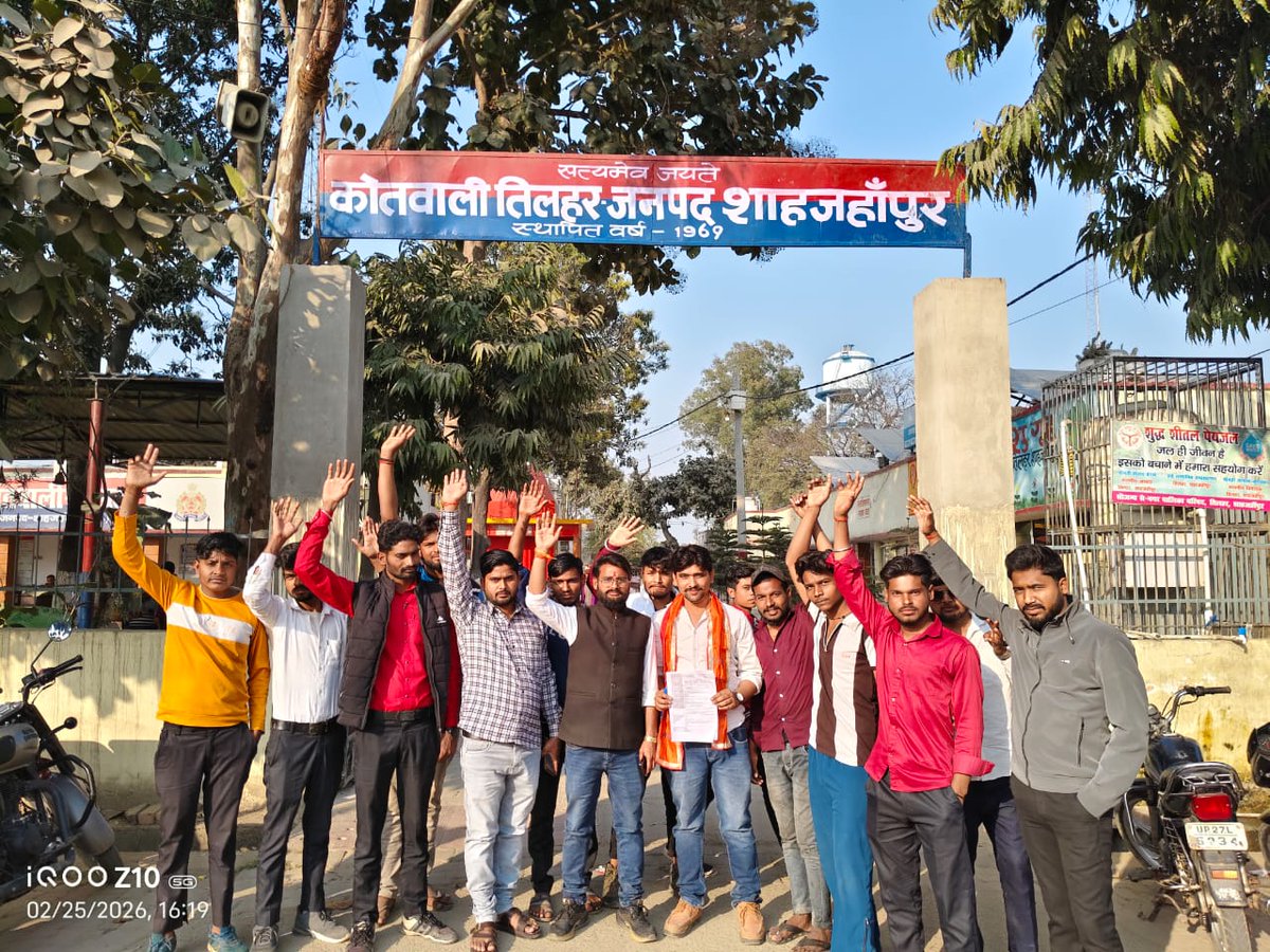 DeepakT87144698's tweet photo. शाहजहांपुर तिलहर में हिंदू युवा वहिनी के जिला अध्यक्ष दीपक त्रिपाठी ब उनकी टीम पर जानलेवा हमला ट्रक मैं भरे थे गोवंश ट्रक नंबर UP 27 T 8282 @shahjahanpurpol @adgzonebareilly @Uppolice 
@CMOfficeUP https://t.co/lGotSXG1v0
