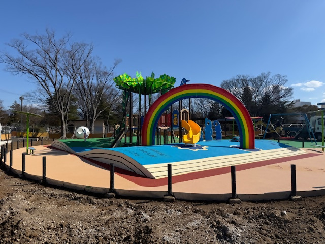 MishimaCity's tweet photo. 【長伏公園大型複合遊具の整備状況（2月25日時点）】
遊具へのゴムチップ舗装が完了し、今後、地面部に芝生や山砂を整備していきます。
４月下旬のオープンを目指し工事していますので、完成を楽しみにお待ちください。
☆既存の児童遊具広場は、引き続きご利用いただけます。
https://t.co/i7RhsKsajo https://t.co/DNX6aWA3Er