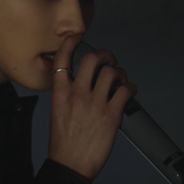 unleashwon's tweet photo. something about the way jungwon holds his mic https://t.co/HHq2Gnrcs2