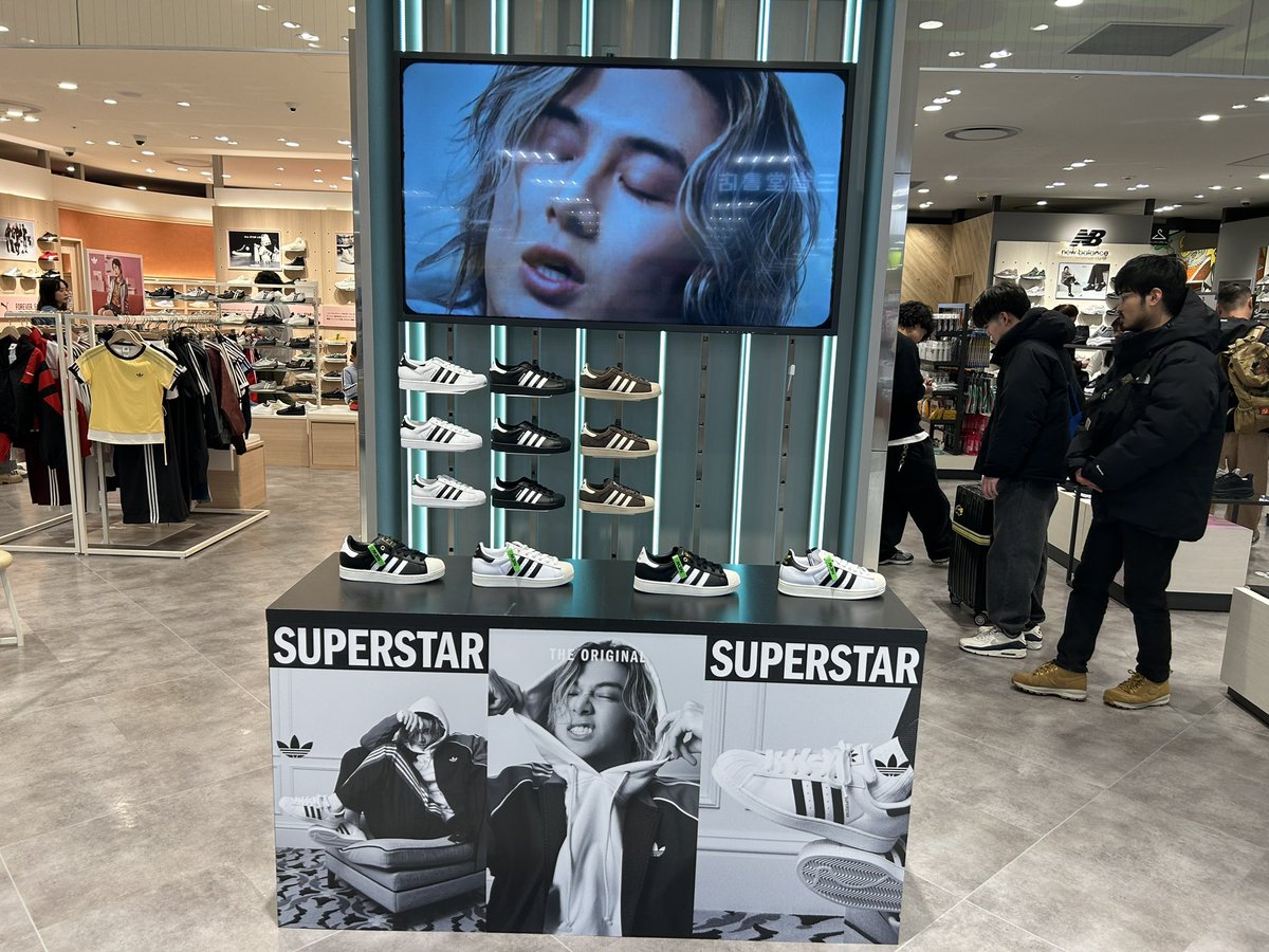 Jb47828's tweet photo. 札駅にいた！

ジャージお買上げして来ました笑

#adidas 
#FujiiKaze  
#札幌 https://t.co/UUa77EpmO4