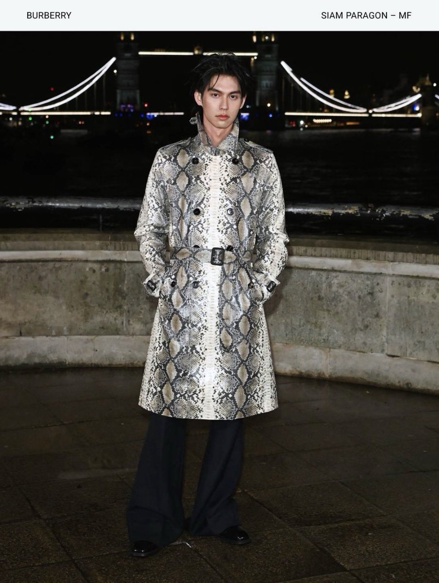 IG : siamparagonshopping
🔗 instagram.com/p/DVNj5Q1k0oD/…
🔗 instagram.com/p/DVNj_j2E5hW/…
🔗 instagram.com/p/DVNkJrCE5w9/…

ไบรท์-วชิรวิชญ์ Global Brand Ambassador ของ Burberry บินลัดฟ้าร่วมชมโชว์ Burberry Winter 2026 โดยฝีมือการสร้างสรรค์ของ Daniel Lee ในงาน London Fashion Week ณ กรุงลอนดอน