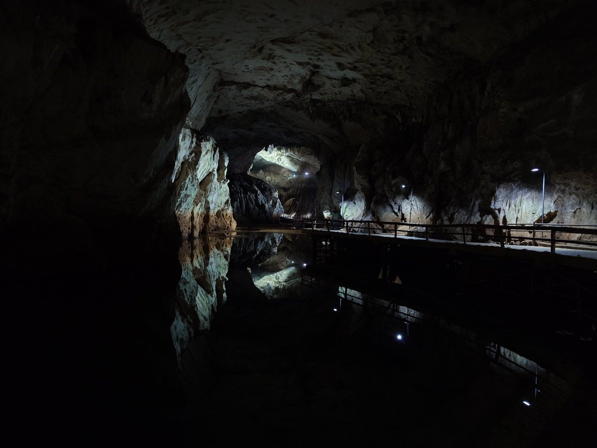 秋芳洞は水の流れがないため、長渕の天井が綺麗に水面に反射しています。