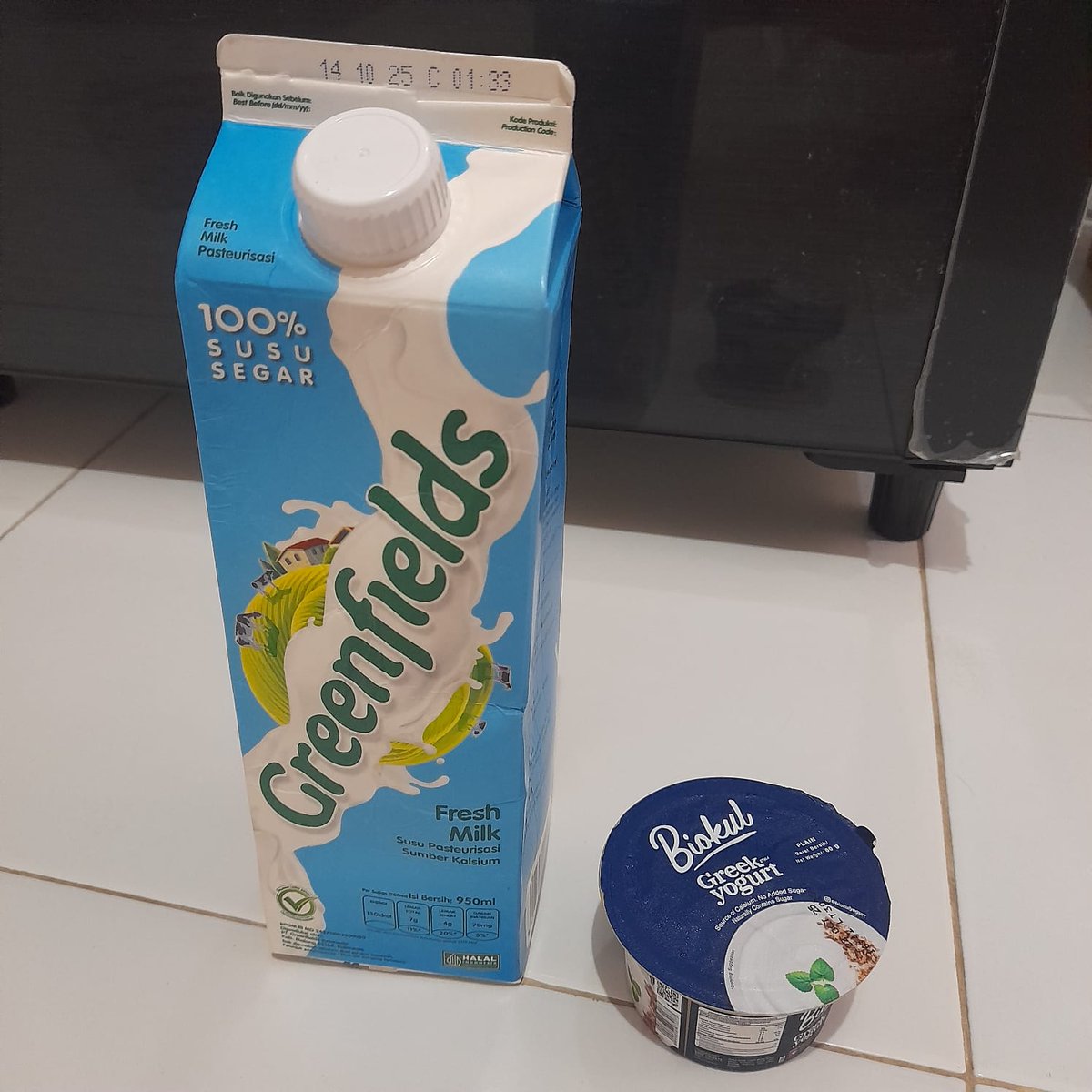 mafucutee's tweet photo. @IvanLaia6 @tanyakanrl Aku agak lupa harganya kak, beli di superindo yogurtnya sekitar 15rb, susunya sekitar 20-30rb lupa tepatnya berapaa🙏 https://t.co/YC7Q8417rn