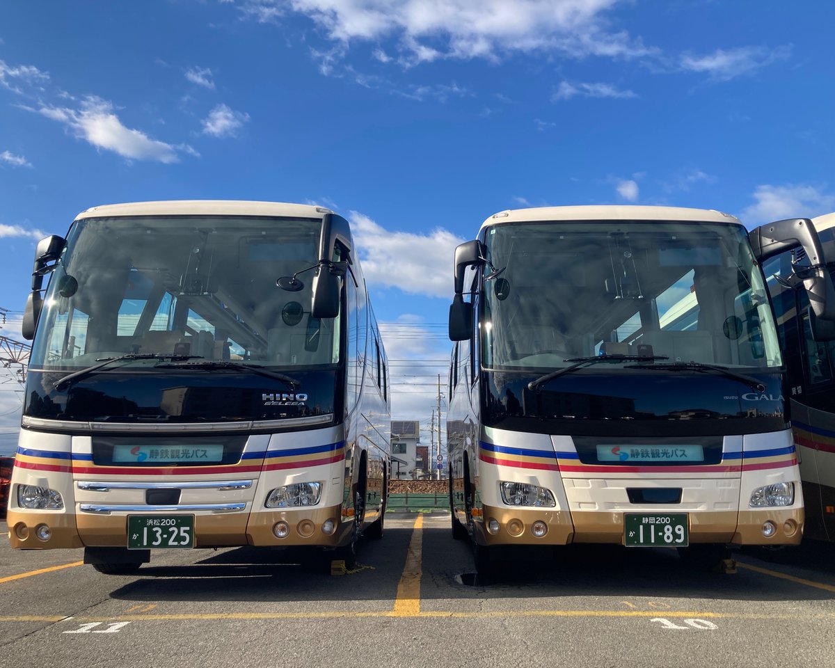 joystepbus's tweet photo. お待たせしました✨
先日納車された新車ご紹介🤗

中型観光バスは今後国内では生��終了となる為、当社はこの機会に2台導入💁‍♀️
最後にして最新の😆希少な2台💪

掛川営業所は実に８年ぶりの新車🚌

皆さまと新しい思い出を作れる日々を楽しみにしています🫶

#静鉄観光バス #日野セレガ #いすゞガーラ https://t.co/l9e7NKKkNh