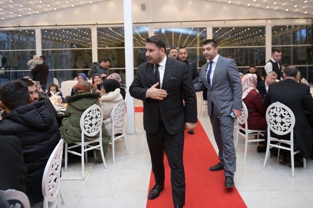 kazan_belediye's tweet photo. Başkanımız Sn.@selimcirpanoglu, iki akşam düzenlediği iftar yemeğinde belediyemizde görev yapan çalışma arkadaşlarımızla aynı sofrada buluştu. Ramazan’ın bereketini, emeğin değerini ve büyük bir aile olmanın sıcaklığını birlikte paylaştık. https://t.co/3l99Rf5FZV