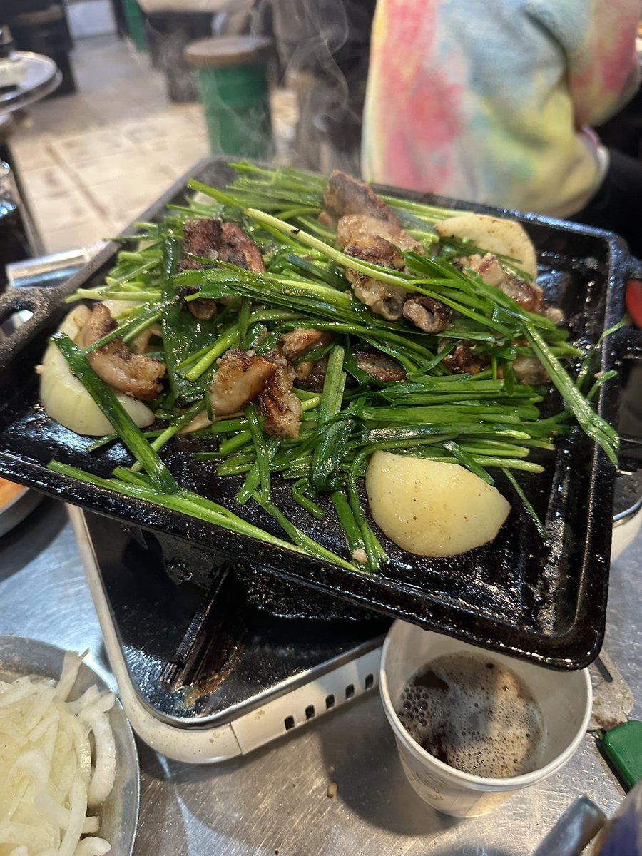 komachin1007's tweet photo. 韓国ホルモンめちゃうまい店見つけた！
平日の午後10時でも満席🈵

[네이버지도]
마포곱창타운 연남점
서울 마포구 동교로27길 20 
https://t.co/6jD86NtLO9 https://t.co/gOtEzOFLqs