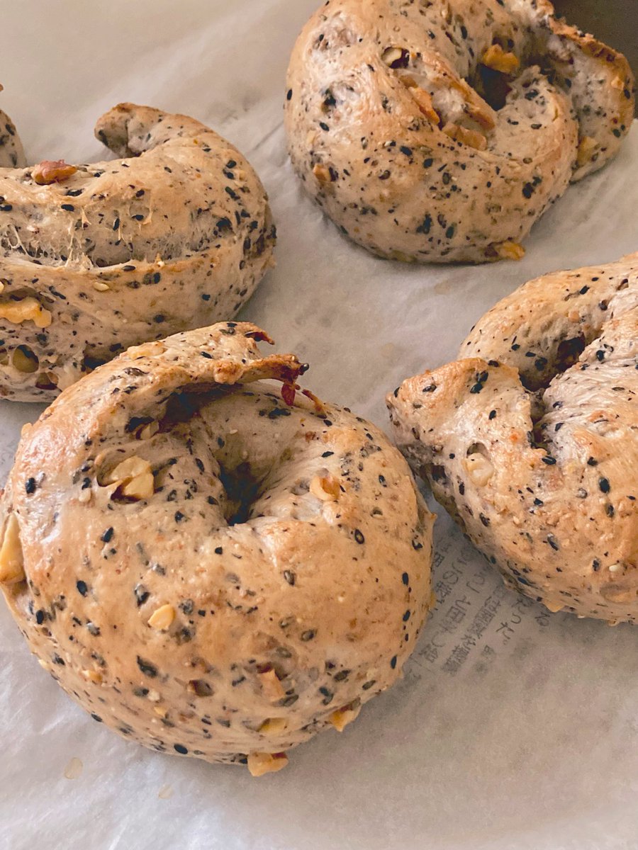 #ベイク日記

ここ数カ月ずっと何かを捏ねて焼きたかったところようやく久しぶりに🥯
形は変だけどくるみと黒ゴマいっぱい入れたので満足です

クリームチーズ&amp;粒あんと食べてもたぶんおいしい🧀🫘