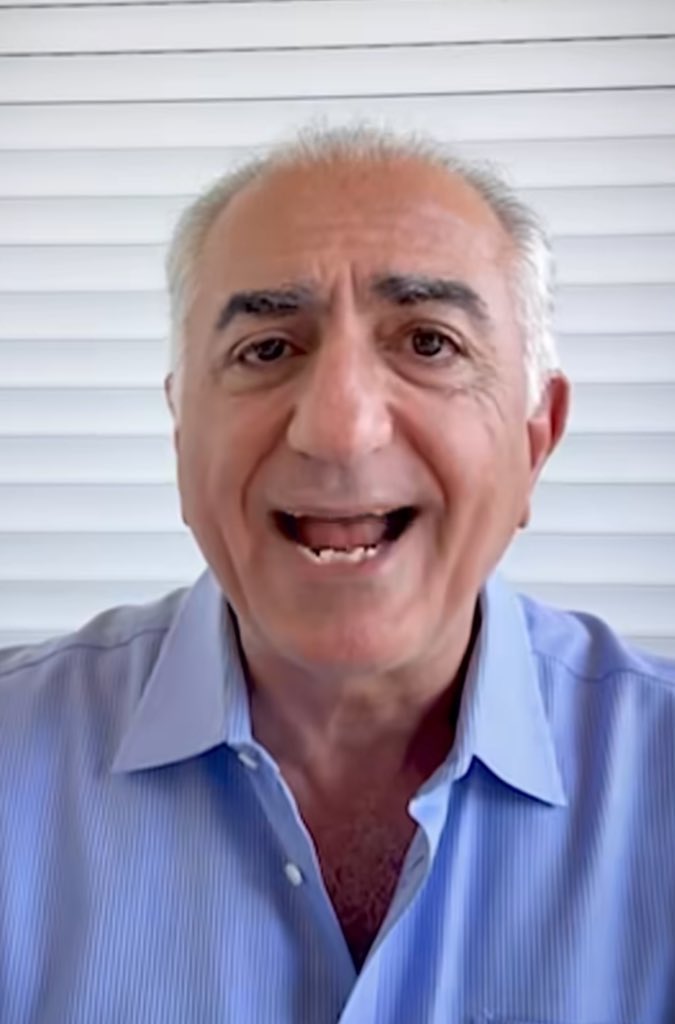 بیشتر مانوری که روی نور پهلوی دارن میدن بخاطر قیافه کریه پدرشه
وگرنه همشون زیرخواب سی‌آی‌ای هستن