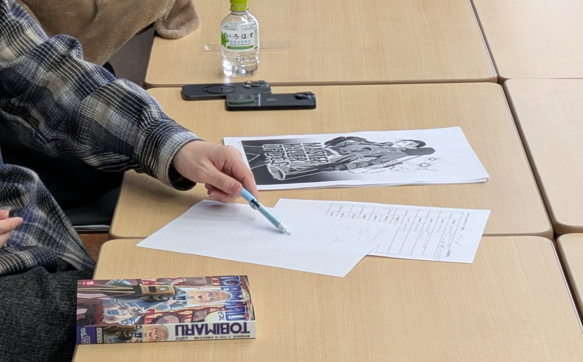 マンガ科「出張編集部（漫画添削会）」2日目！

本日は週刊少年サンデーから2名の編集部の方にお越しいただきました。ありがとうございます！

編集さんの「アドバイスは甘め・普通・厳しめどれがいい？」の質問に、学生たちは即答で「厳しめで！」と答えていました。たくましい！🔥 #漫画家志望