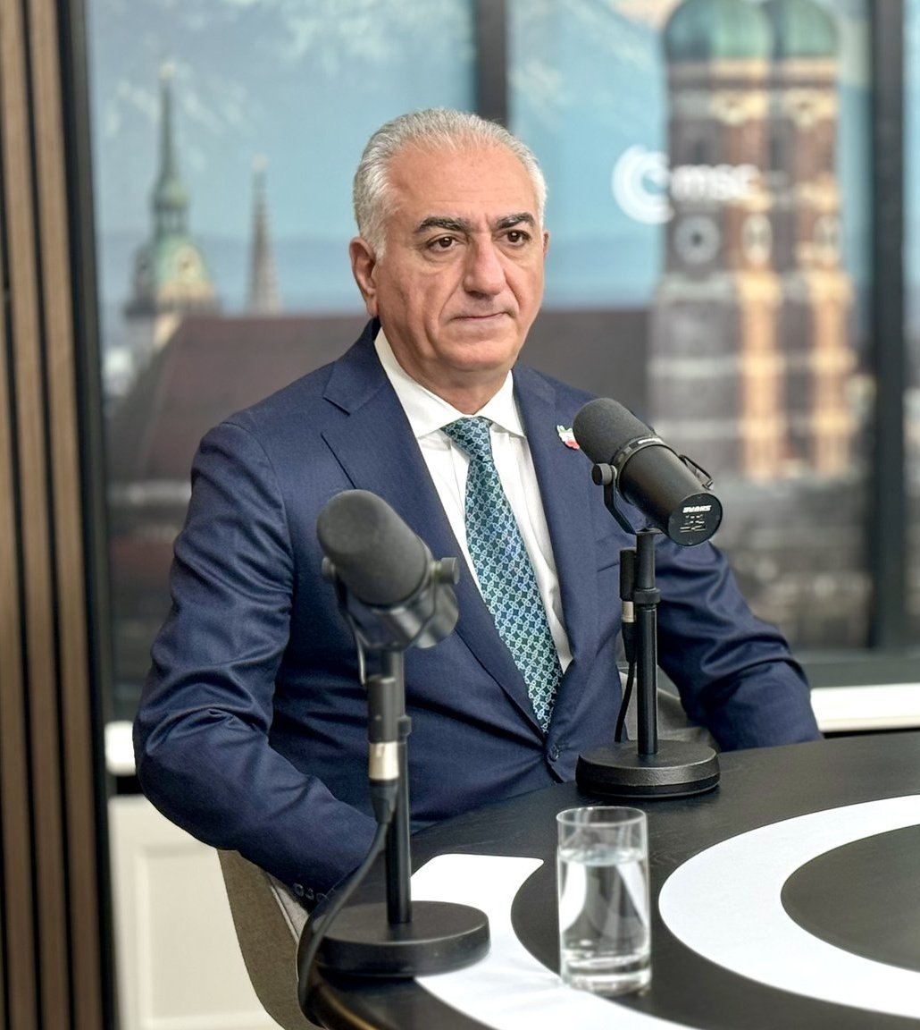 بدون اشاره مستقیم به کسی یک توییت در مورد تمامیت ارضی ایران زد
همه تجزیه طلب ها مثل سوسک ریختن بیرون و خودشون رو لو دادن
هوش و درایت بی نظیر رضاشاه دوم 💙
#جاویدشاه