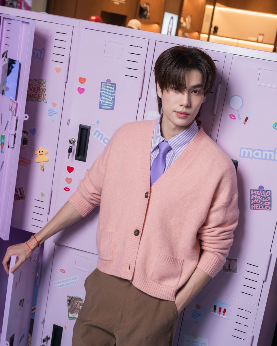 WEED_ENT's tweet image. ออร่าความเฟรชจาก 6 หนุ่มฮอต ‘เก่ง - น้ำปิง - จอส - กวิน - ภูวินทร์ - จั๊มพ์’ ปล่อยพลังความสดใส ในงาน ‘mami GRAND OPENING - The feel-good moment’

#MamiBrand #MamiCosmetics #MamiFeelGoodMoment

ยกทีมความ FUN มาให้ได้สัมผัสความ FRESH จาก 6 หนุ่มวัยรุ่นสุดฮอต ‘- เก่ง หฤษฎ์ - น้ำปิง