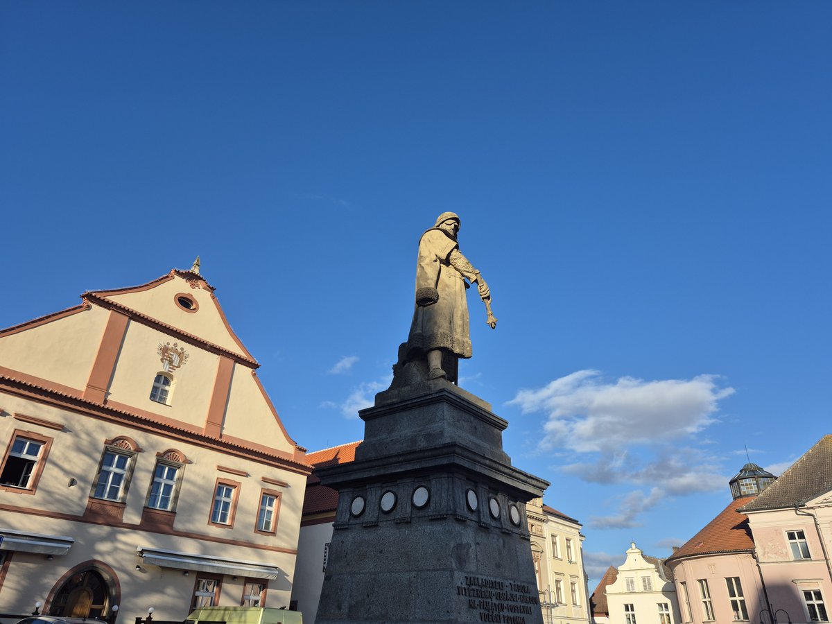 Radní: Stránského &amp; Soví: obrubníky za 5,27 mil. Kč s DPH (úspora 43,7 %) + zeleň  (jaro). Byty: od 1. 7. 2026 metodika nájmů (průměr 69,71 Kč/m²; 48,80–90,62). DZR: ustavena komise pro prodej pozemku. WC čp. 11: beze změn. Knihovna: pokr. modernizace. 1url.cz/weu4E