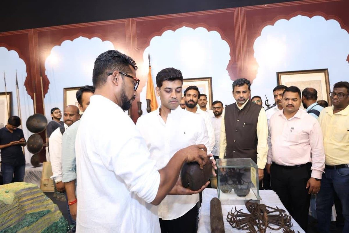 महाराष्ट्र टाइम्स तर्फे शिवजयंती आणि मराठी भाषा गौरव दिनानिमित्त आयोजित “मायमराठी कलासंगम - उत्सव मराठीचा” या भव्य कलामहोत्सवाला शिवसेना संसदीय गट नेते खासदार डॉ. श्रीकांत शिंदे साहेब यांचा सोबत उपस्थित राहण्याचा योग आला. 

<a href="/DrSEShinde/">Dr Shrikant Lata Eknath Shinde</a>

#Shivsena #DrShrikantShinde #उत्सवमराठीचा