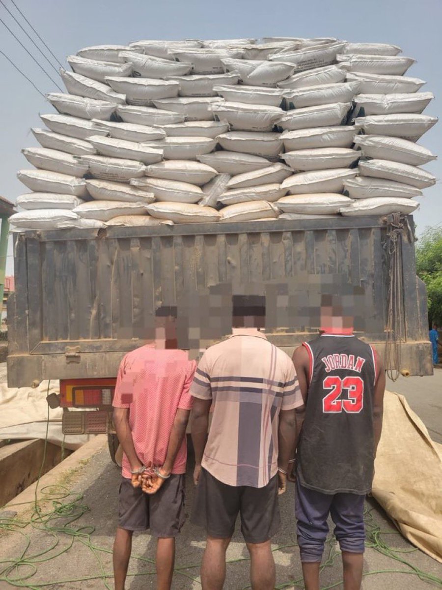 NoNonsensezone's tweet photo. BREAKING NEWS: Notorious Armed robbers terrorising Ibadan have been arrested with their victims' goods worth ₦31,750,000.00

Three Igbo Armed robbery men 
1. Chigbo Mesoma, male, 24 years.
2. Erondu Wisdom, male, 29 years. 
3. Okechukwu Emmanuel, male, 25 years old, has been arrested in Ibadan while robbing their victim 

The Oyo State Police Command has achieved a breakthrough in the fight against armed robbery, following credible intelligence that one Ezekiel Inije was robbed at gunpoint by a five-man armed robbery gang along the Coca-Cola area, Asejire, Ibadan. Thanks to timely information from members of the public, operatives swiftly moved to action, resulting in the arrest of three suspects and the recovery of stolen goods valued at over Thirty-One Million Naira (₦31,750,000.00).

Upon receiving the intelligence, the Commissioner of Police, Oyo State Command, CP Femi Haruna psc(+), personally directed the CP Monitoring Unit to swing into immediate action. Leveraging human intelligence, technological know-how, and intelligence-driven policing and investigative expertise, the operatives successfully tracked the syndicate to the Oko area of Ogbomoso, apprehending three suspects and recovering the stolen items.

The arrested suspects are:
1. Chigbo Mesoma, male, 24 years.
2. Erondu Wisdom, male, 29 years. 
3. Okechukwu Emmanuel, male, 25 years.
Recovered items include:
•One Howo Long vehicle with Lagos registration number AAA 724 YJ, loaded with Two Thousand (2,000) bags of Karma Agric Chicken Feeds valued at Thirty-One Million, Seven Hundred and Fifty Thousand Naira (₦31,750,000.00).
•One cutlass.
•One additional set of Lagos State vehicle number plate LSR 339 XW.

These Armed robbery gangs have been terrorising the people of Ibadan for months now