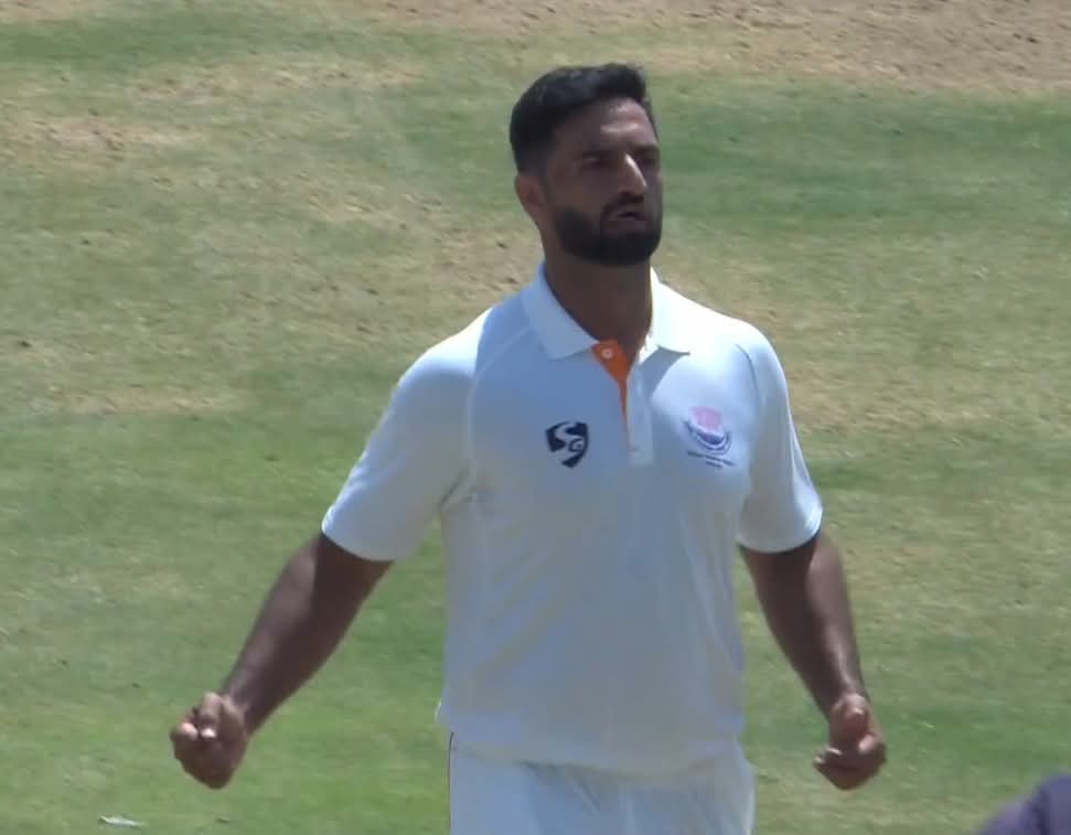 #RanjiTrophyFinal: #AuqibNabi on FIRE, takes 2 in 2, #Karnataka 4 down now

#RanjiFinal #RanjiTrophy