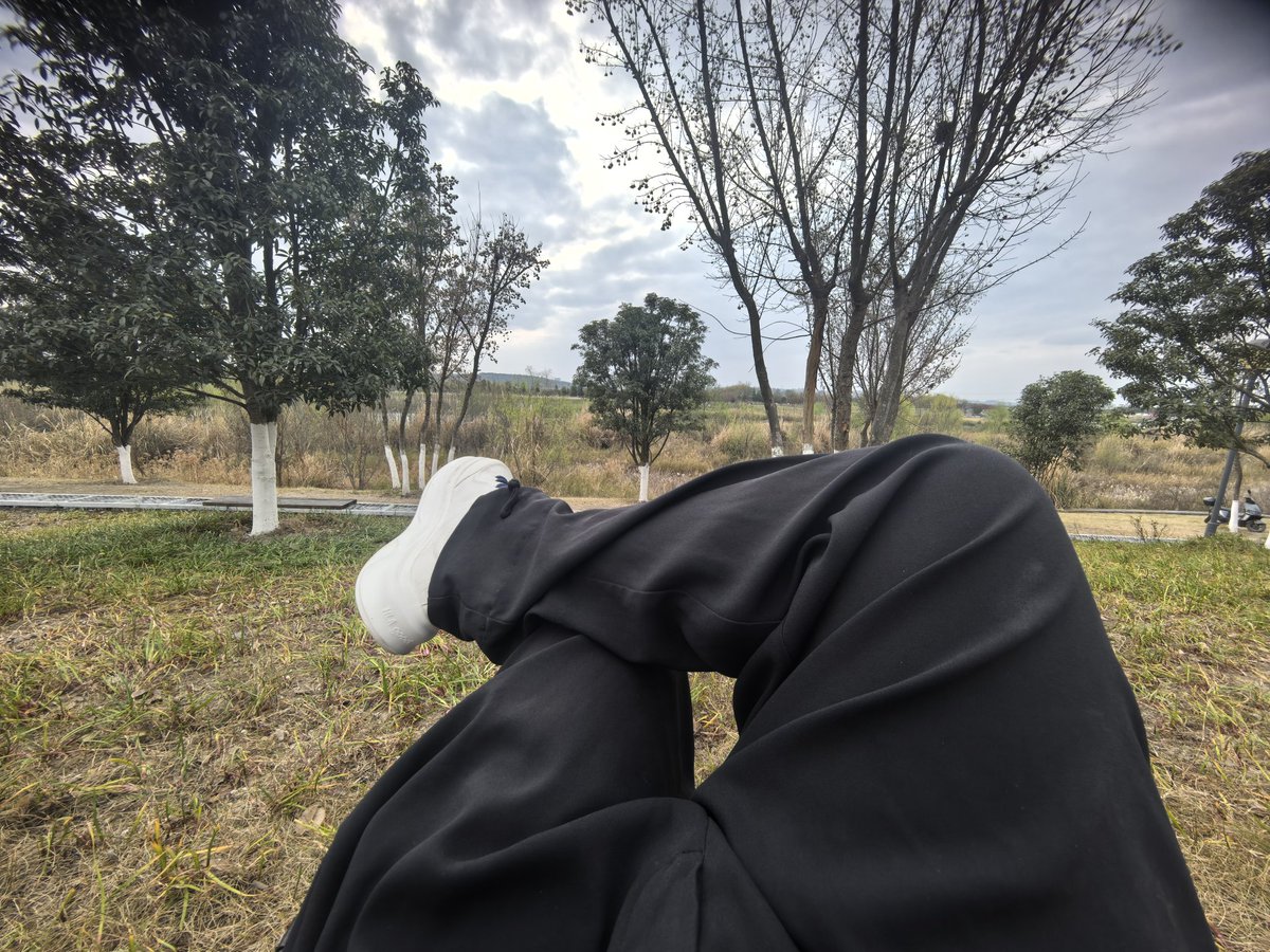 十几二十岁的时候一群人兜里加起来都没200，一个电话能约十几个人开两个破车就出门bbq。现在晒太阳都只能一个人来了。