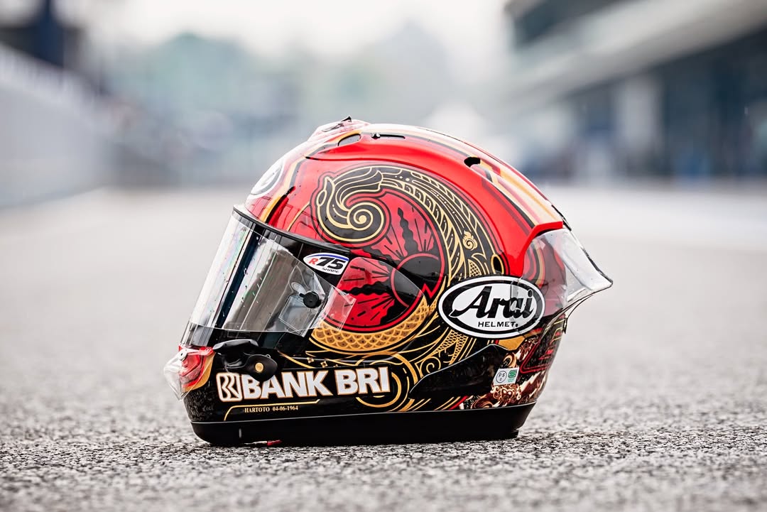 ScherazadeMS's tweet photo. Mario Suryo Aji pamerkan desain helm yang akan dikenakannya di Moto2 musim 2026. Ia gunakan Arai Helmet yang berwarna dominan merah dan motif batik ❤️

"More than a helmet, it carries my bravery, my culture, my legacy. Hope y’all like it, let’s bring it on! 🇮🇩" https://t.co/s5Ls6jH9mR