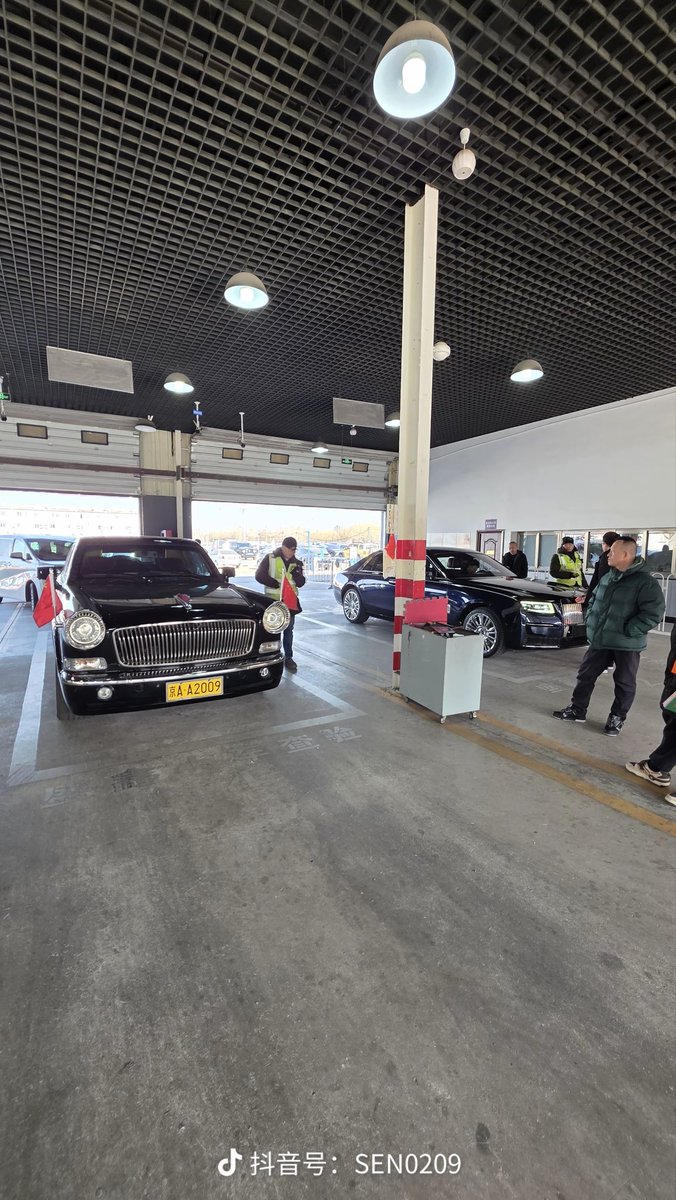 LaughingMeng's tweet photo. Hongqi 7600J
红旗CA-7600J是一汽集团为国庆60周年研制的顶级豪华轿车，车身全长6.5米，采用全铝车身轻量化设计与全手工制造工艺，搭载自主研发的CA12GV 6.0L V12发动机，最大功率408马力，峰值扭矩550牛·米，市场定位对标劳斯莱斯幻影、宾利雅致等同级车型。 https://t.co/fKctpA3Zwd
