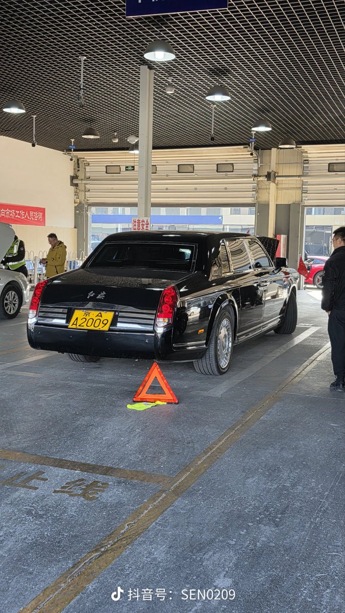 LaughingMeng's tweet photo. Hongqi 7600J
红旗CA-7600J是一汽集团为国庆60周年研制的顶级豪华轿车，车身全长6.5米，采用全铝车身轻量化设计与全手工制造工艺，搭载自主研发的CA12GV 6.0L V12发动机，最大功率408马力，峰值扭矩550牛·米，市场定位对标劳斯莱斯幻影、宾利雅致等同级车型。 https://t.co/fKctpA3Zwd