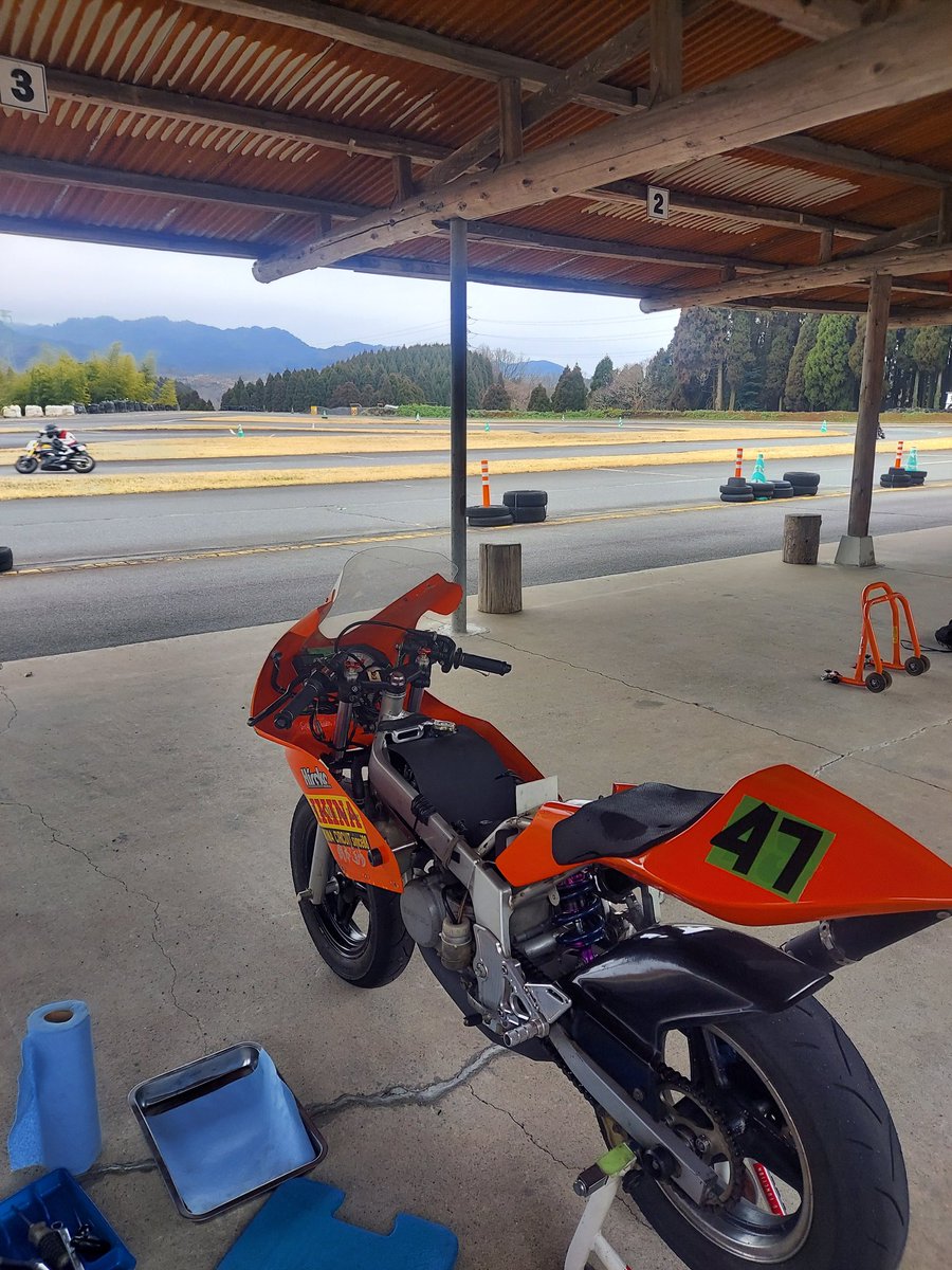 9648dan's tweet image. 今日はいのしし
バイクは速い、人間は遅い
なので温泉入って帰る
初めて行く長湯温泉の『ながの湯』
しっかり熱くて濁った温泉、霜焼けも直ぐに治りそう