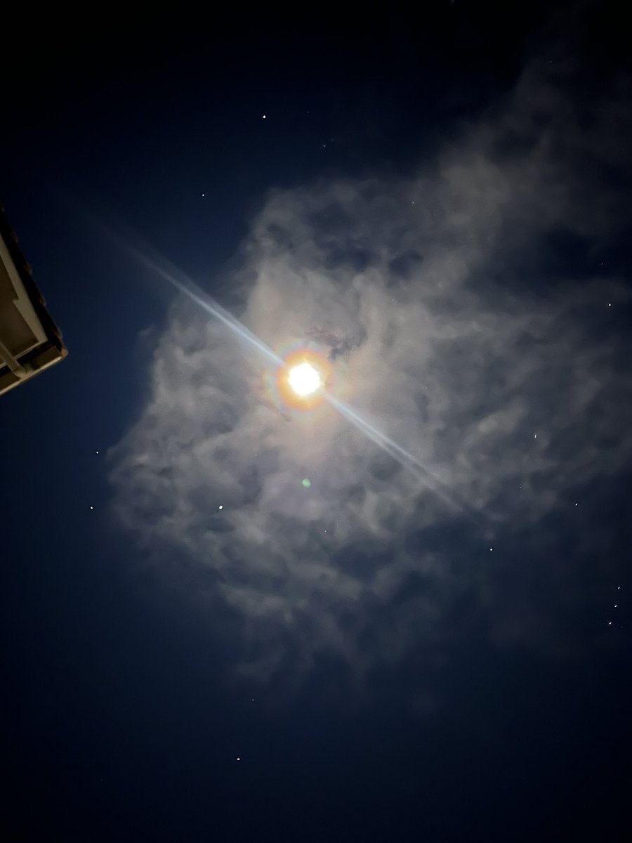kbl_gs's tweet photo. 幻想的なお月さま🌔
月の周りに虹の輪っか🌈✨
とってもキレイです✨

#イマソラ https://t.co/F6C2eQFxmy