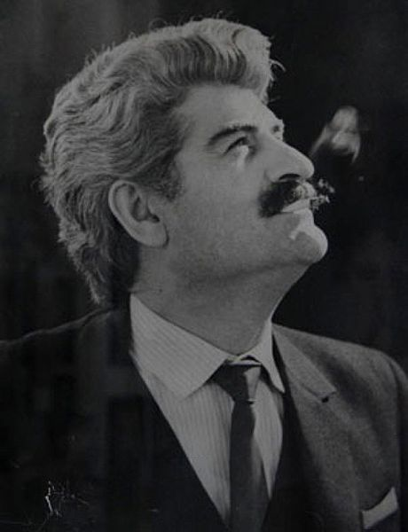 bubisanatcom's tweet photo. Hasan Hüseyin Korkmazgil, Borçlu:

"Erik çiçek açmış da bahçenin kıyısında
Sen ona hiç bakmadan geçmişsen oracıktan
Leylek dansa durmuş da bacanın tepesinde
O baharlım laklakını durup dinlememişsen
Şakır şakır bir tren bir gece köprüsünden
Islıkla dalmamışsan gurbet türkülerine
Akasya mor akasya ak akasya sarı sarı sarkmış da bahar mavilerinden
Yaşamak ne güzel şey diye ağlamamışsan
Çocuklar birdirbir oynuyorlar da çöplük arsada
Dikilip yanıbaşlarına göğüs geçirmemişsen
Yanından geçip gitmiş de çilekçinin arabası
Kaçtan veriyorsun hemşerim diye yutkunmamışsan
İskelenin tepesinden türkü döken gurbetçi gence
Varolasın koçum benim diye el sallamamışsan
Bahar dalı gömleğiyle utangaç bir uçurtma
Bu ne şıklık delikanlım diye laf atmamışsan
Ve çapkınca bakmamışsan
Göğsü domur domur yeniyetmeye
Sesi bambam
Sesi ramazan topu
Kendini herkül sanan delikanlıyı
Yaştaşınmışcasına süzüp selamlamamışsan
Öpmemişsen gözlerine bakıp duran bir gözleri şenlikliyi
Yaşama itmemişsen iter gibi denize
Girmemişsen koluna bir yıkılmışın
Yalanla da olsa avutmamışsan umutsuzu
Su diyene bir avuç su
Bir yaralı parmağa işememişsen
Kolay gelsin dememişsen taş kıranlara
Günaydınsız bırakmışsan bahçe bezeyenleri
Eğilip koklamamışsan çitten gülen çiçeği
Bayram bayram donanmamışsan
Sevinciyle dostlarının
Acısını dostlarının
Yüreğinde duymamışsan
Kapı kapı dolaşmamışsan iş dilenerek
İşsizliğe düşmemişsen hakkım dedikçe
Ve bayraklı pankartlı yürüyüşlere
Halaylı horonlu grev şenliklerine
Katılmayı aşk gibi duymamışsan şuranda
Ağrın ağrım
Acın acım
Dememişsen insan kardeşlerine
Ve dilinin en görkemli
Ve dilinin bando-davul sövgülerini
Sıralayıp sallamamışsan deyyuslar saltanatına
Hangi yaşta olursan ol
Kardeşim
Kaptırıp gönlünü sevda fırtınasına
Evin yolunu şaşırmamışsan
Sende iş yok be kardeşim
Sen artık hapı yutmuşsun
Borçlusun sen ağaçlara kuşlara
Borçlusun sen trenlere otobüslere
Yağan kara esen yele borçlusun
Borçlusun sen herşeye
Gözdeki ışıltıya
Alındaki çizgiye
Eldeki şaşkınlığa
Borçlusun herşeye
Kardeşim
Yaşamın kendisine"