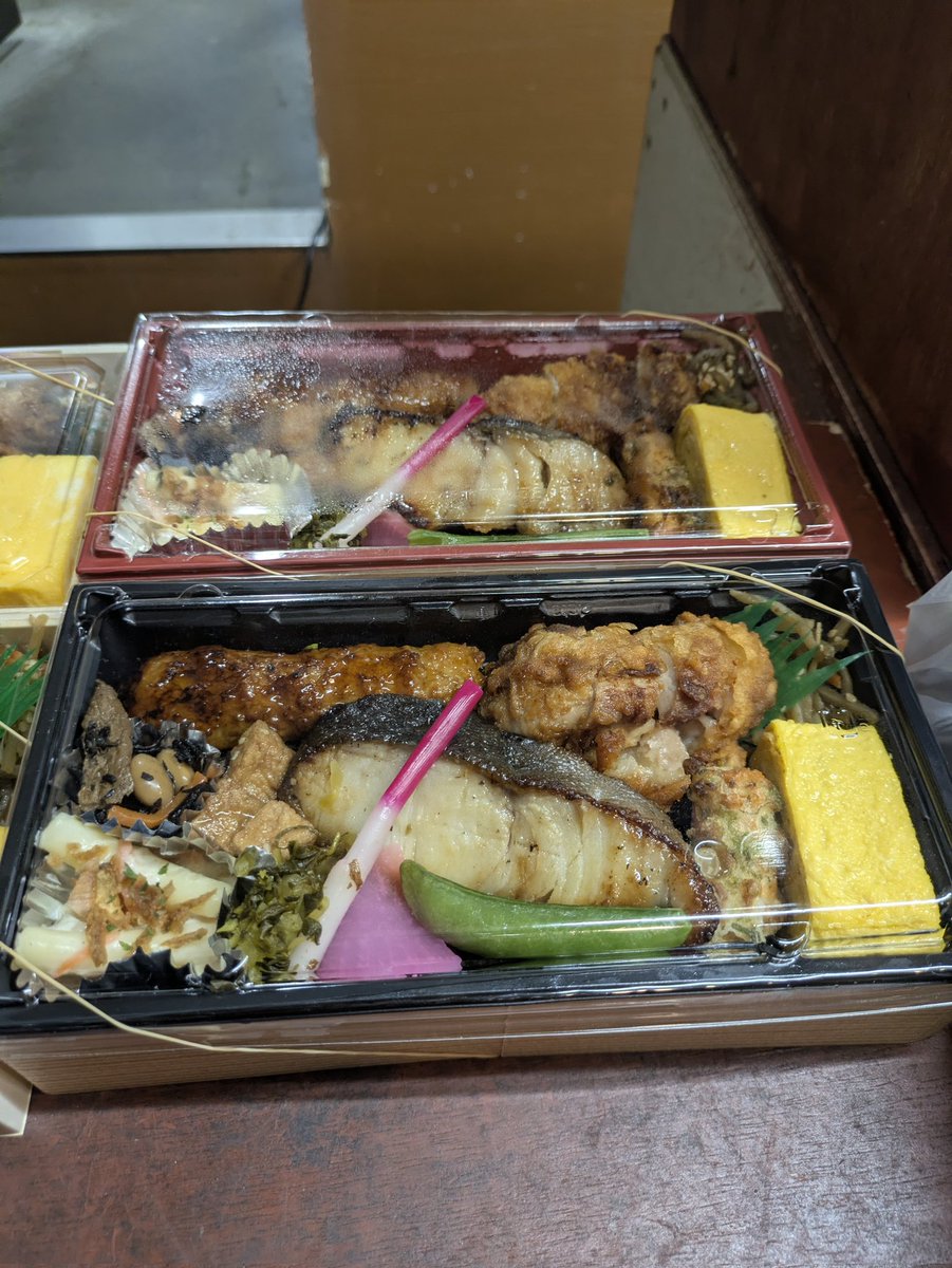 銀ダラの西京炭焼き弁当が
買えるって聞いたら
アンバサダーとして買わないわけには😬🎶
家族分購入した😊🎶
いやいやいや…茶弁じゃない😆
